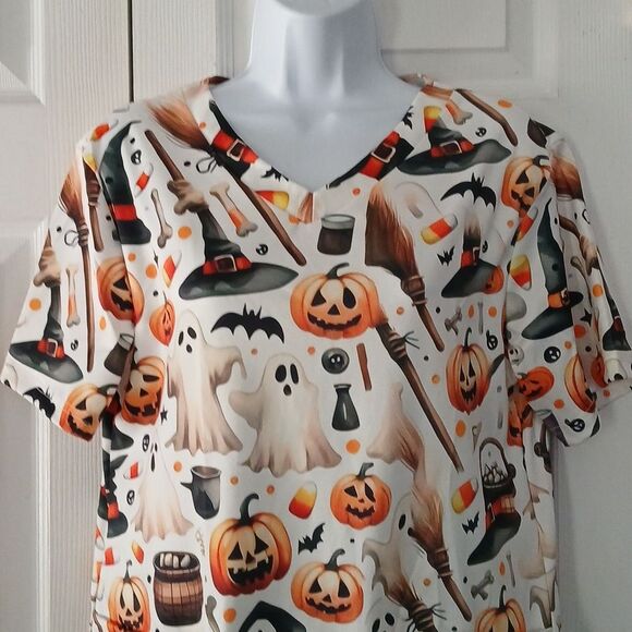 Halloween medical scrub top with 2 large front pockets ghosts pumpkins Sz S NWOT - Picture 3 of 8